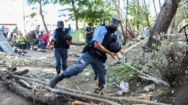 Tras ocho días de toma, las 300 familias desalojaron la toma de Valentina Sur.