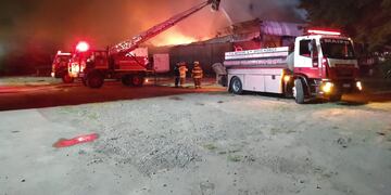 Más de 30 bomberos trabajaron para controlar el siniestro. Gentileza Ministerio de Seguridad.