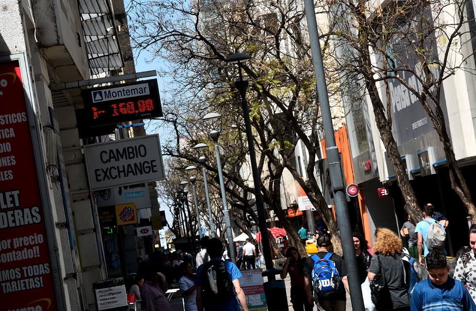 El dólar blue tuvo una leve baja y terminó en $ 353: cómo fue en general la cotización de este jueves