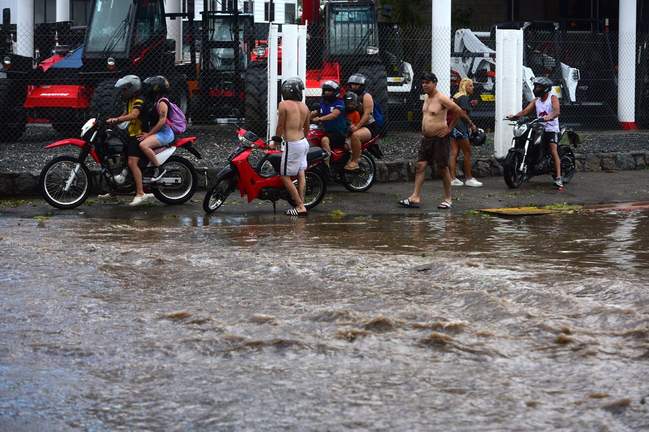 Un intenso chaparrón con caída de granizo anegó diversas zonas de la ciudad de Córdoba.  (Nicolás Bravo / La Voz)