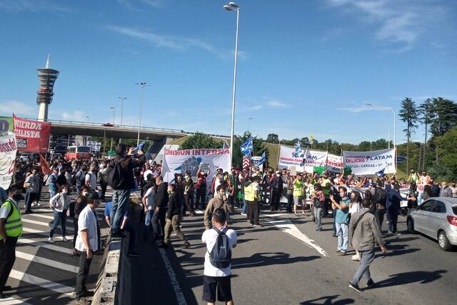 Corte en autopista Ricchieri antes del ingreso al aeropuerto de Ezeiza