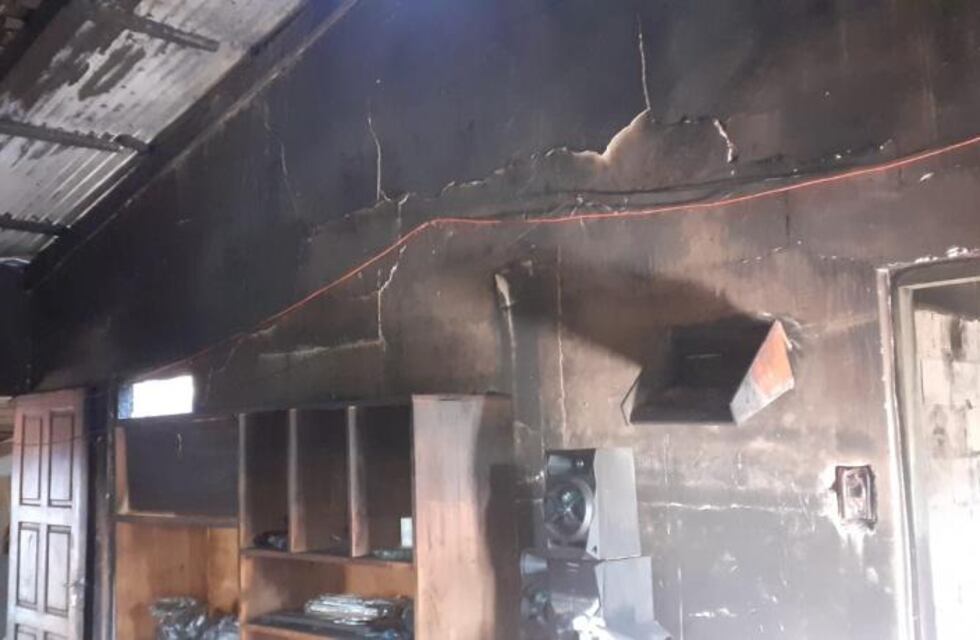 Incendio deja en la calle a pareja de ancianos en Eldorado