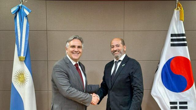 En el marco de una gira para conseguir inversiones en el sudeste asiático, Martín Llaryora sigue atento al conflicto docente en Córdoba (La Voz).