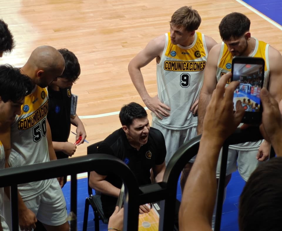 El fuerte reproche del entrenador Juan Manuel Nardini a sus dirigidos, en un tiempo muerto pedido cuando el equipo correntino no encontraba respuestas a la performance de los "Cóndores", que finalmente fueron los ganadores.