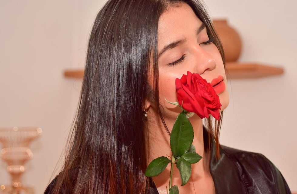 Jenn Muriel lució un top con aberturas y minifalda, pero casi muestra de más