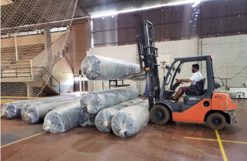 Puerto Iguazú: arribó el nuevo césped para la cancha de hockey municipal