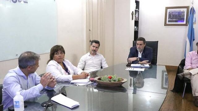 Media Ruiz en reunión con representantes del Hospital de Niños.