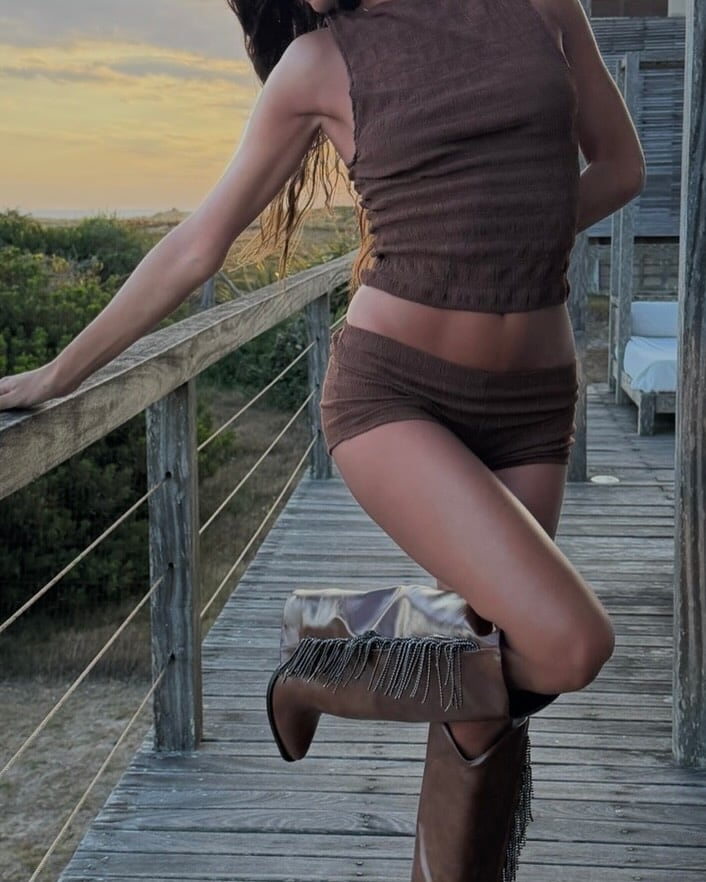 Minishort y botas texanas: Lola Latorre impuso un look chocolate y apostó todo por el color de la temporada