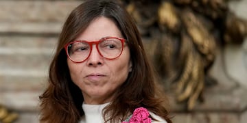 La nueva ministra de Economía de Argentina, Silvina Batakis, sonríe antes de asumir el cargo en la casa de gobierno de Buenos Aires, Argentina, el lunes 4 de julio de 2022. (AP Foto/Natacha Pisarenko)