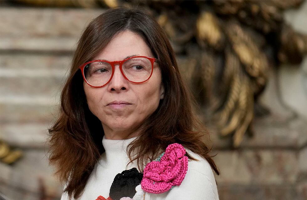 Aunque Batakis dijo que no se sumaría personal al Estado, avanza el pase a planta de 11.000 trabajadores