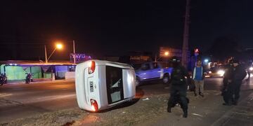 Una joven robó un auto mientras su dueño intentaba guardarlo en su garaje, volcó tras una persecución policial y fue detenido.
Foto: Prensa Ministerio de Seguridad de Mendoza.