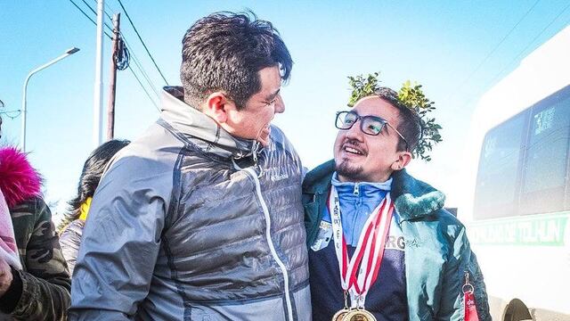 Gran bienvenida al tolhuinense campeón mundial de Powerlifting