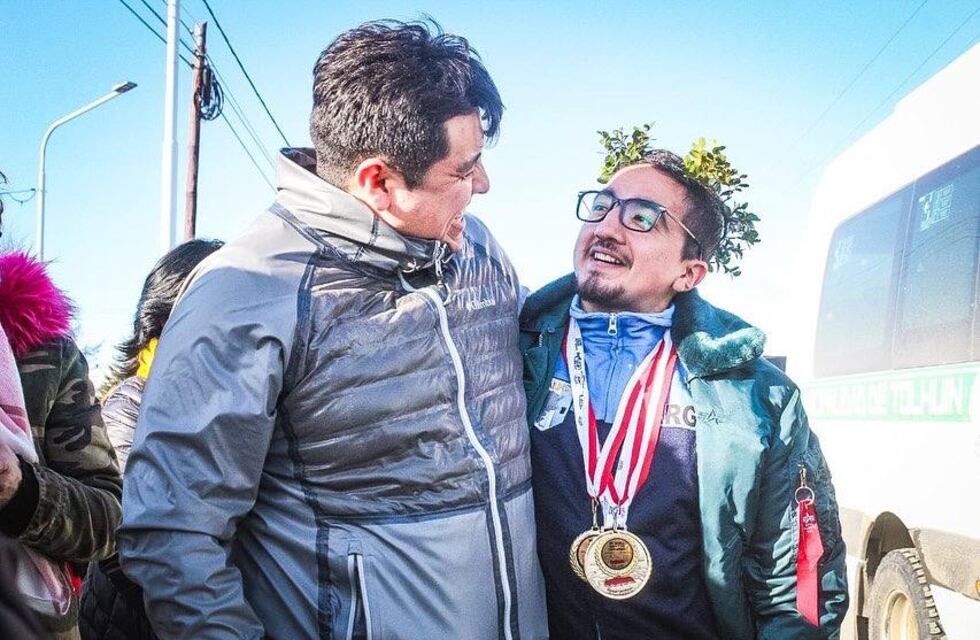 Gran bienvenida al tolhuinense campeón mundial de Powerlifting