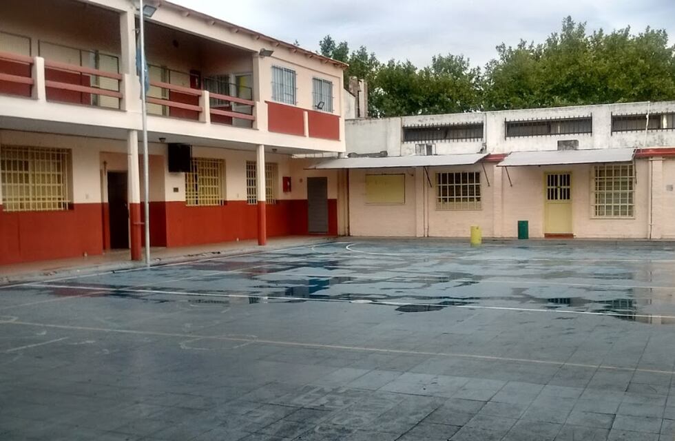 Una presentación de buzos terminó a las trompadas en una secundaria de Córdoba: el impactante video