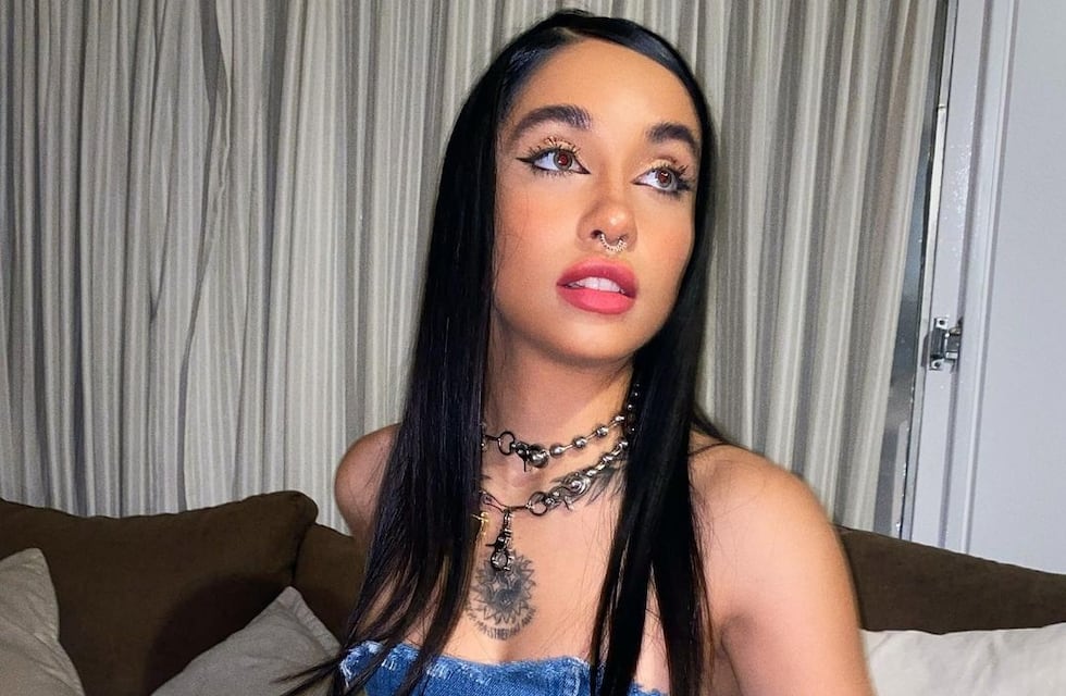 María Becerra conquistó en redes con su mirada y su pelo colorado