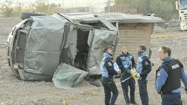 Vuelco en el Acceso Este con una persona fallecida (Orlando Pelichotti / Los Andes)