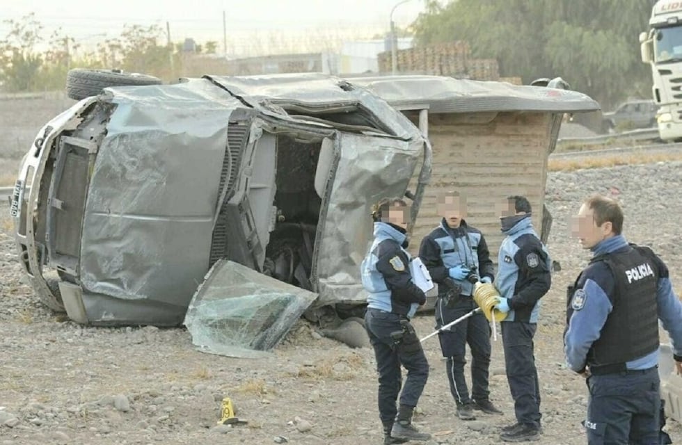 Fatal accidente en Maipú: conducía alcoholizado, volcó su camioneta, su acompañante murió y él esta en grave estado