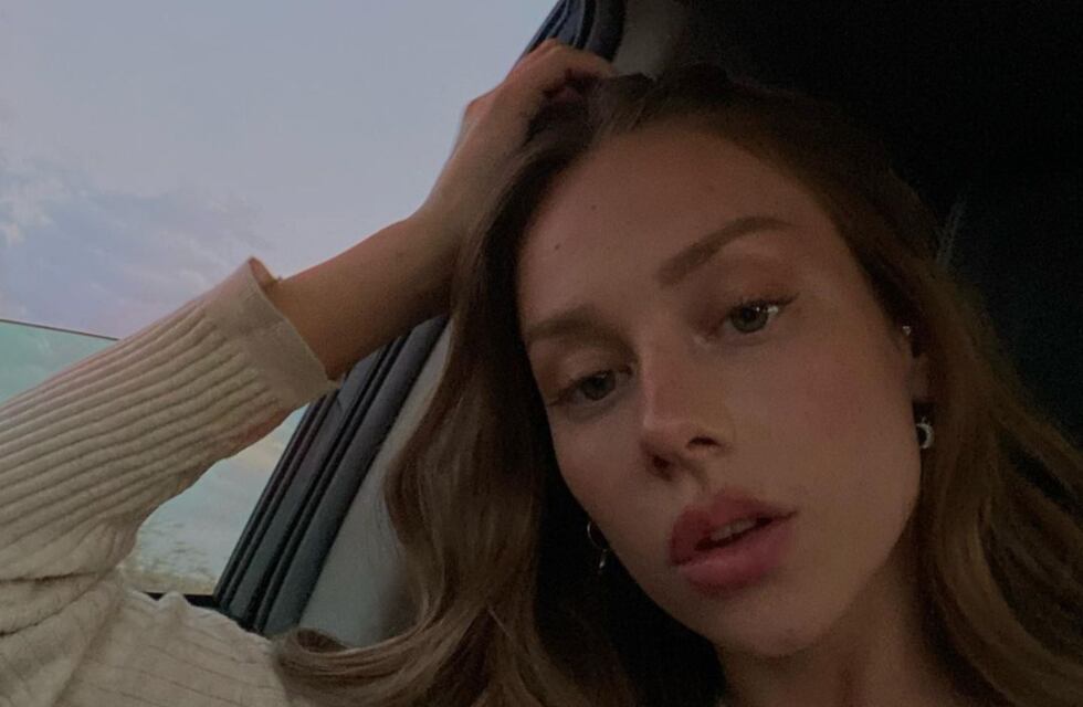 De gala: Ester Expósito lució un vestido blanco de chifón y despertó suspiros entre sus fans