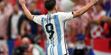 Un 10 para el 9. Ronaldinho, con aplausos para Julián Álvarez por su gol y la Selección argentina finalista (Prensa Fifa).