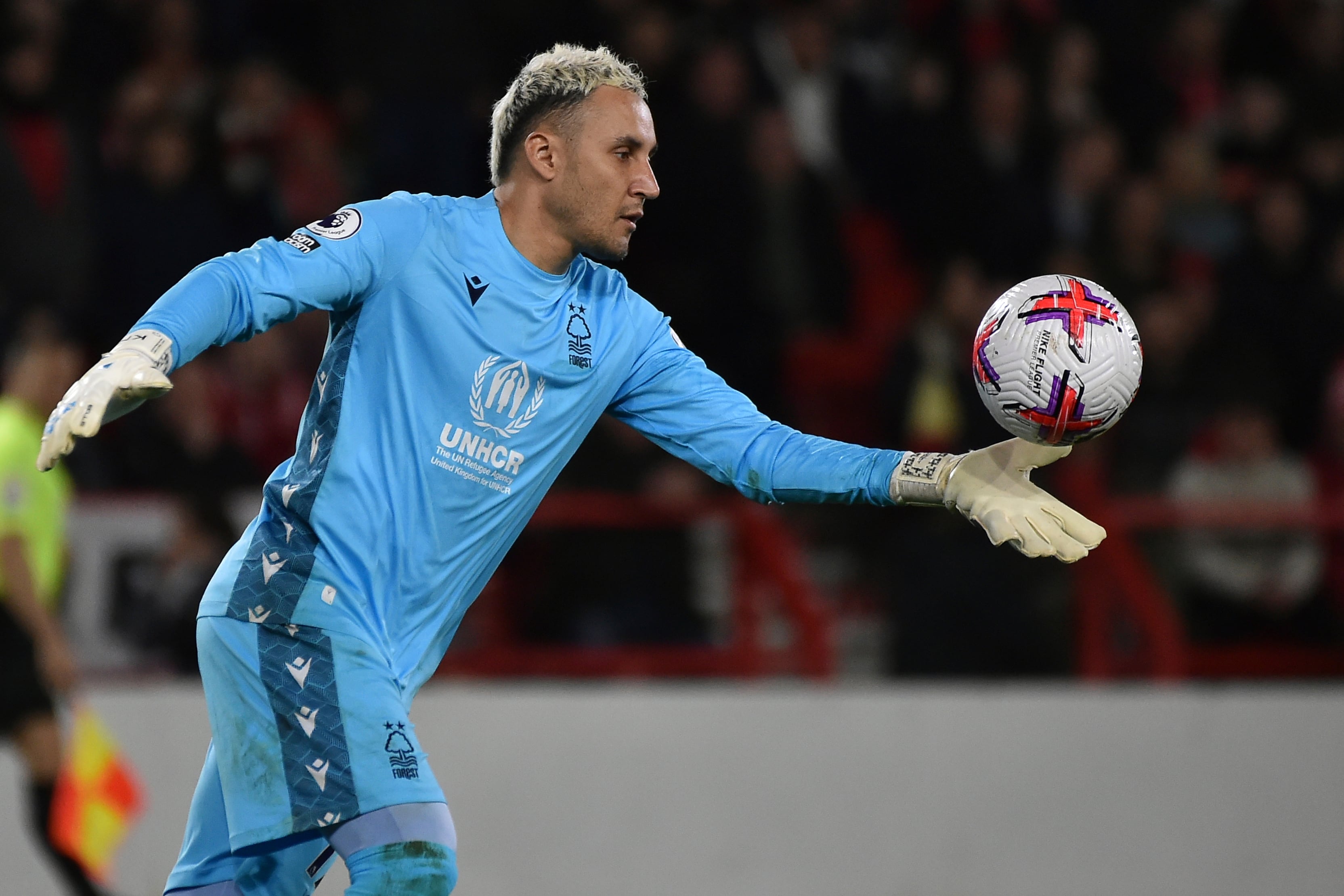 ARCHIVO - El arquero Keylor Navas de Nottingham Forest despeja el balón durante el partido contra Newcastle en la Liga Premier, el 17 de marzo de 2023. (AP Foto/Rui Vieira)
