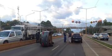 Accidente en Posadas terminó con un vehículo volcado sobre la avenida Tulo Llamosas.