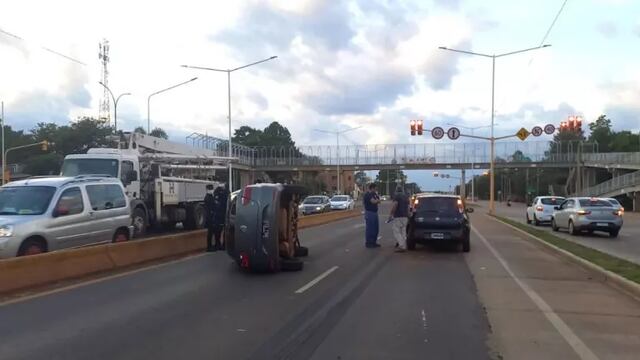 Accidente en Posadas terminó con un vehículo volcado sobre la avenida Tulo Llamosas.