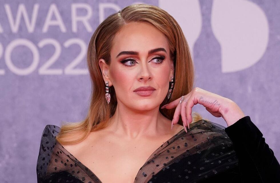Adele sorprendió en la tapa de una importante revista luciendo una bata blanca de 3.500 dólares