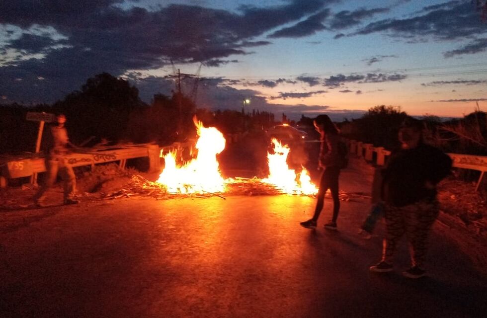 Vecinos cortaron el ingreso a Barrancas para reclamar la reconstrucción de Ruta 14