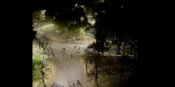 Batalla campal entre barras de Estudiantes y Gimnasia en La Plata.