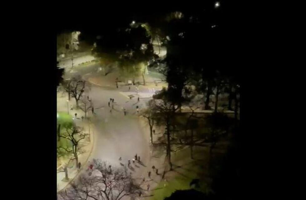 Violenta batalla entre barras de Estudiantes y Gimnasia en La Plata: al menos dos heridos y 14 detenidos