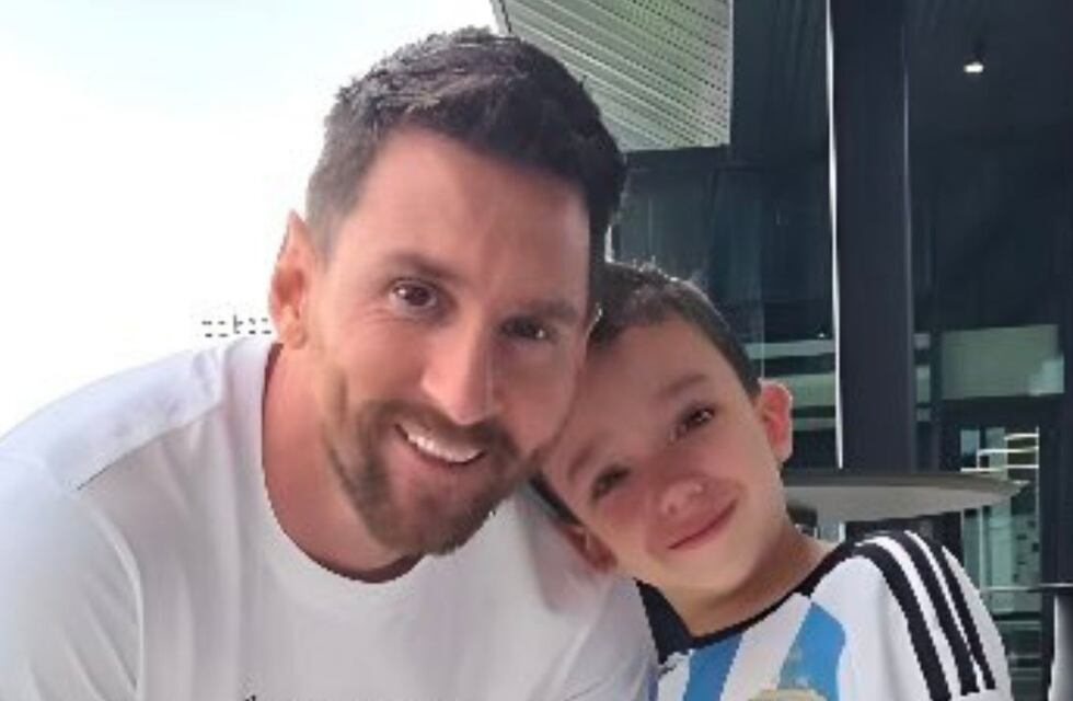 El emocionante encuentro de Lionel Messi y un nene que realiza el mismo tratamiento que debió hacer el jugador