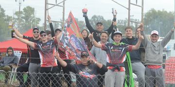 Una multitud en el Autódromo "Ciudad de Rafaela", mirando la carrera del Turismo Carretera