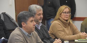 La comisión directiva del Colegio de Farmacéuticos de Jujuy, que encabeza Gustavo Martínez (izq.), pidió a la Legislatura la sanción de una Ley de Farmacias.