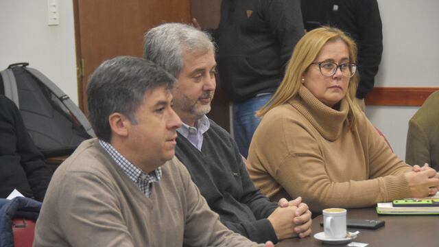 La comisión directiva del Colegio de Farmacéuticos de Jujuy, que encabeza Gustavo Martínez (izq.), pidió a la Legislatura la sanción de una Ley de Farmacias.