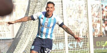 Javier Correa y sus dos goles del Cilindro, para que Racing entre a la Sudamericana (La Voz).