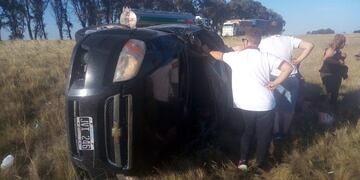Tres personas se salvaron de milagro tras volcar en la ruta 3