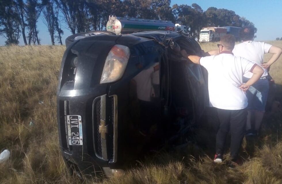 Se salvaron de milagro tras volcar en la ruta 3