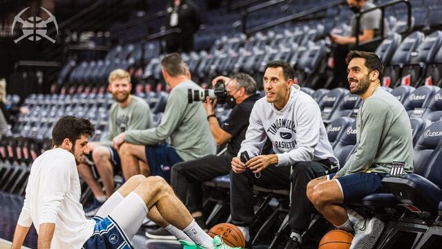 Cumbre cordobesa. Leandro Bolmaro, conversando con Pablo Prigioni, asistente técnico en Minnesota y con Facundo Campazzo. (@Nuggets)