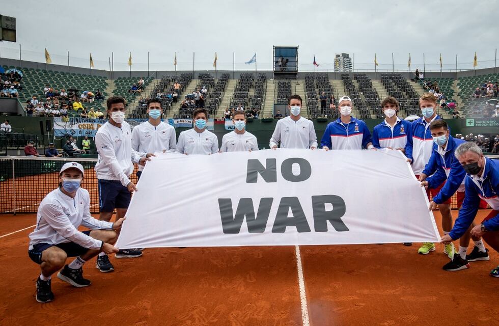 Copa Davis: Gaby Sabatini, “No a la guerra”, los ballboys y las mejores fotos de la primera jornada