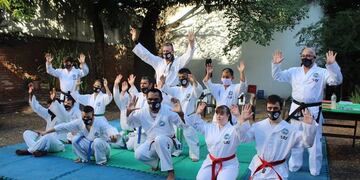 Chicos practicando deporte adaptado