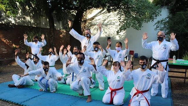 Chicos practicando deporte adaptado