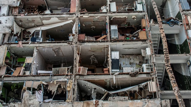 Un edificio en Jarkov destruido por los bombardeos rusos.