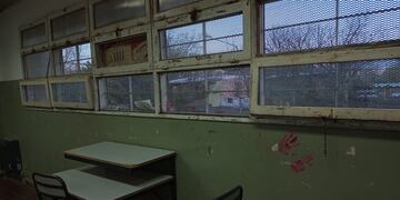 Ventanas tapadas con cartón, paredes sucias y rayadas son algunas de las características con las que cuenta la escuela Mariano Necochea de Las Heras.
