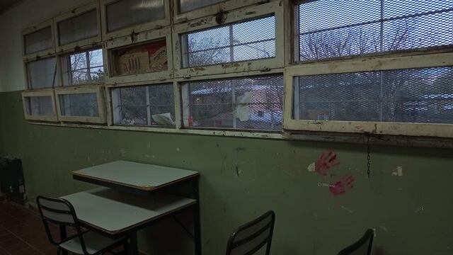 Ventanas tapadas con cartón, paredes sucias y rayadas son algunas de las características con las que cuenta la escuela Mariano Necochea de Las Heras.