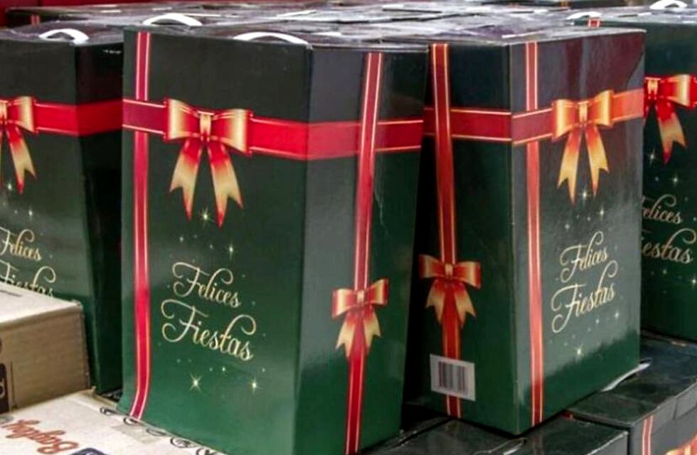 Abrió la caja de Navidad que le dieron en Córdoba, encontró algo “increíble” y se volvió viral