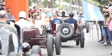 La carrera de baquets, una de las atracciones de la "Semana del Automovilismo" en Rafaela"