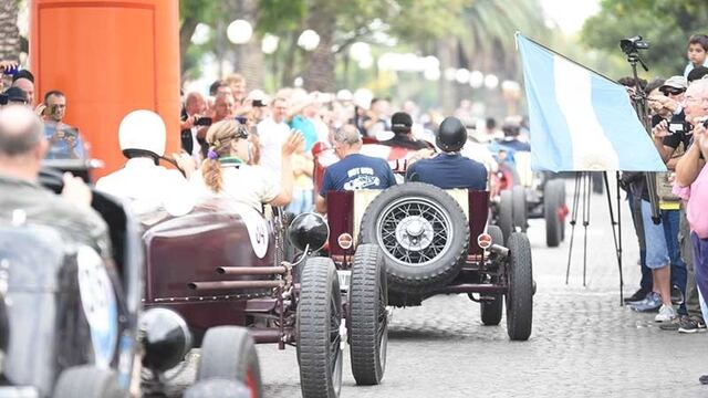 La carrera de baquets, una de las atracciones de la "Semana del Automovilismo" en Rafaela"