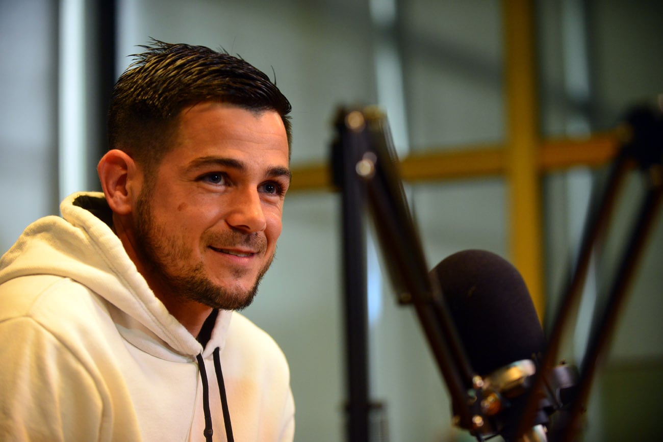 Roberto Bochi, jugador de Instituto, en la grabación del pódcast Mundo Gloria.  (Nicolás Bravo / La Voz)