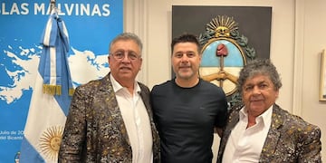 El exfutbolista de Newell's posó junto a Marcos Camino y Rubén "Cacho" Deicas en el Consulado General de Argentina.