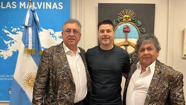 El exfutbolista de Newell's posó junto a Marcos Camino y Rubén "Cacho" Deicas en el Consulado General de Argentina.